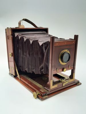 un vieil appareil photo exposé sur une table