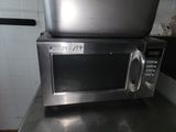 un micro-ondes posé sur un comptoir dans une cuisine