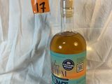 une bouteille d'alcool posée sur une nappe blanche