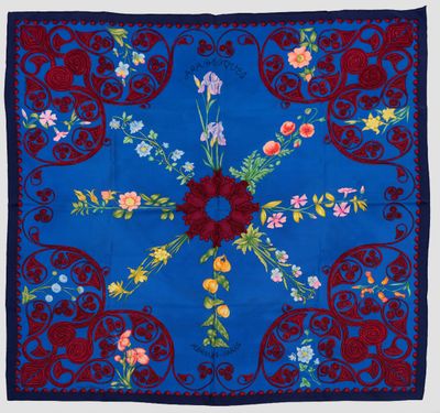 un motif floral bleu et rouge sur fond bleu