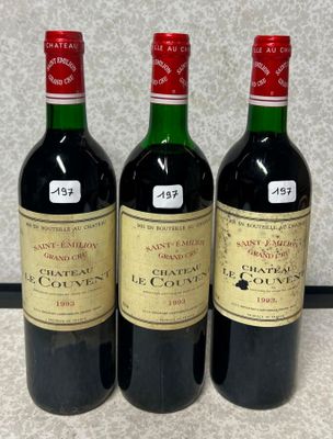trois bouteilles de vin posées les unes à côté des autres sur un plan de travail