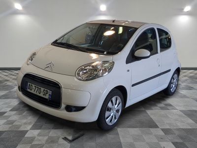 la photo d'une petite voiture blanche garée dans un garage
