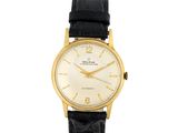 gros plan d'une montre sur fond blanc