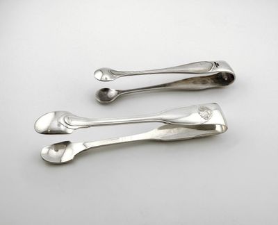 CHRISTOFLE. DEUX PINCES à SUCRE, l'une en argent modele coquille, poin - Photo 1