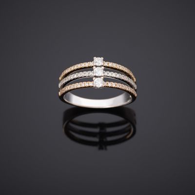 une bague en or blanc et or jaune sertie de deux rangées de diamants