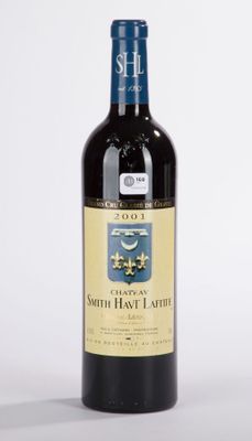 une bouteille de vin posée sur une table