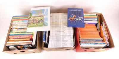 une boîte remplie de livres posée sur une surface blanche