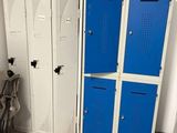 une pièce où s'entassent des casiers et des cartons par terre