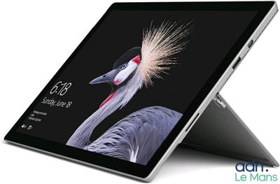 Le livre « Surface » est ouvert sur une page blanche où figure un oiseau.