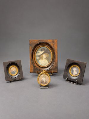 trois portraits miniatures d'une femme et d'un homme dans un cadre en bois