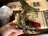 une personne tenant une boîte sur laquelle est représenté un dragon doré