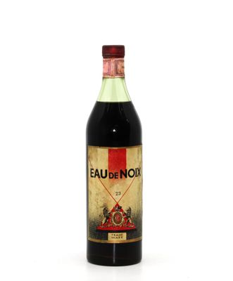 une image d'une bouteille de vin rouge sur fond blanc