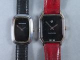 deux montres assises l'une à côté de l'autre sur une table