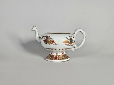 un petit vase blanc orné d'un motif floral