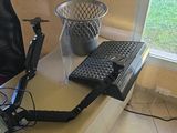 un bureau sur lequel se trouvent un ordinateur portable et un panier de basket