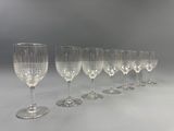six verres à vin vides alignés sur une table
