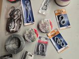 une table sur laquelle se trouvent divers objets, notamment des ciseaux, du fil, des ciseaux et d'autres objets