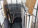 un chariot en métal sur lequel se trouvent une chaise et une table