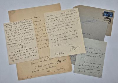 Plusieurs vieilles lettres et enveloppes sont posées sur une table