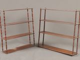 paire d'étagères anciennes en bois avec des tablettes à moulures