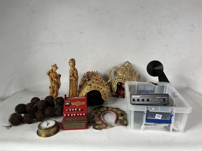un grand nombre d'objets posés sur une table