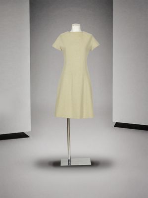 une image d'une robe sur un mannequin
