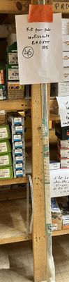 une affiche posée sur une étagère du magasin invitant les clients à ne pas acheter certains articles