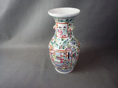 un vase posé sur une table à fond gris