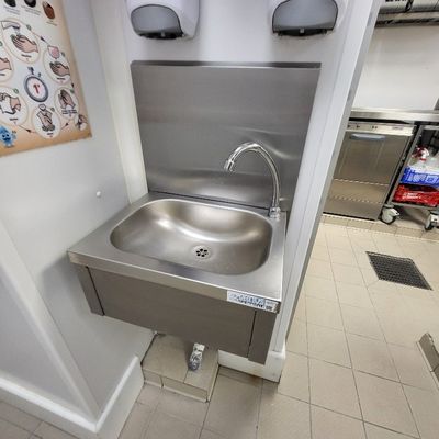 un évier en acier inoxydable dans le coin d'une cuisine