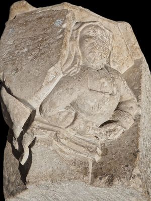 CULOT en pierre calcaire sculptée figurant un buste d’un hom…