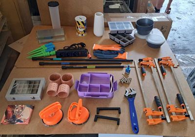 une table sur laquelle sont posés de nombreux outils différents