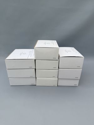 six boîtes blanches empilées les unes sur les autres sur une surface grise