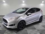 une Ford Fiesta argentée garée sur un sol à damier dans un showroom