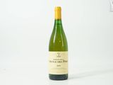 une bouteille de vin posée sur une table