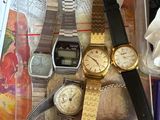 de nombreux modèles de montres dans un bac en plastique