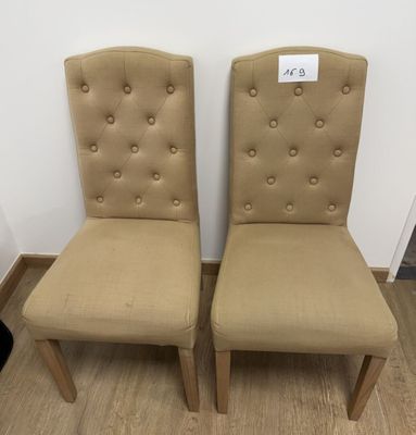 une paire de fauteuils rembourrés beiges