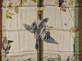 une image représentant une écharpe ornée d'oiseaux et de fleurs