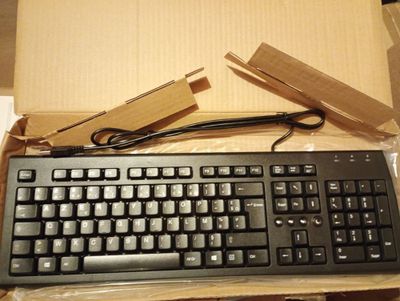 un clavier et une souris dans une boîte posée sur une table