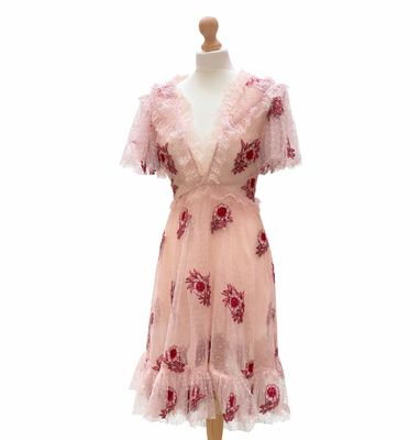 une robe posée sur un mannequin, sur fond blanc