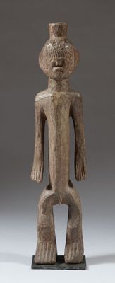 l'image d'une statue en bois représentant un homme avec un chapeau sur la tête