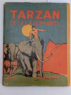 un vieux livre sur lequel figure l'image d'un homme chevauchant un éléphant