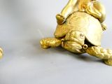 deux figurines en or posées l'une sur l'autre