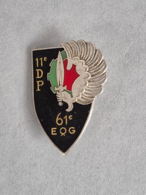 une image représentant un insigne orné d'un oiseau, sur un fond blanc