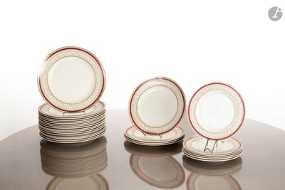 plusieurs assiettes empilées sur une table