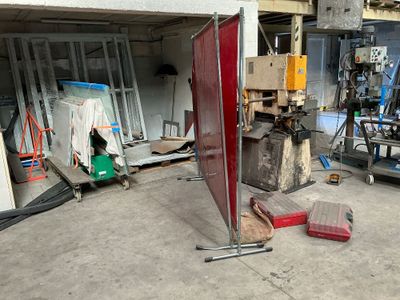 une photo d'un garage avec une porte rouge