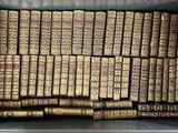 une boîte remplie de vieux livres posée au milieu d'une pièce