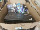 un carton rempli d'appareils électroniques et d'autres objets
