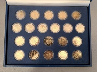 beaucoup de pièces dans une boîte bleue posée sur une table
