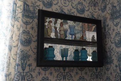 une photo d'une étagère sur laquelle sont posés des vases bleus