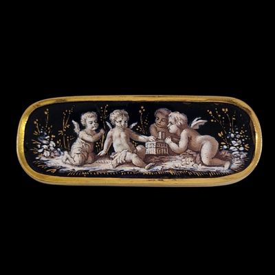 un gros plan sur un plateau orné d'une peinture représentant des anges